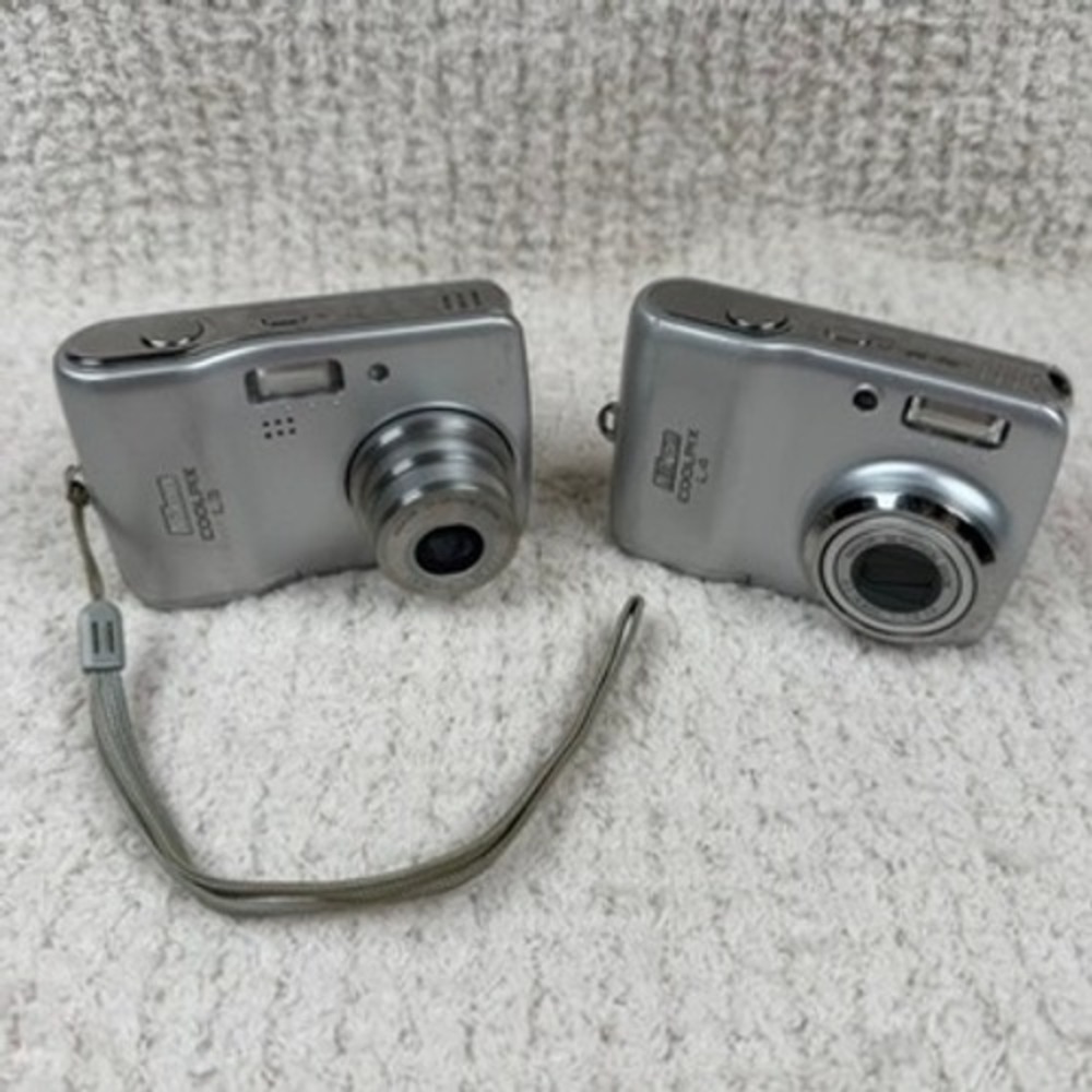 Nikon Coolpix L3 & L4 Digital Camera Bundle Silver Point and Shoot PARTS/REPAIRā